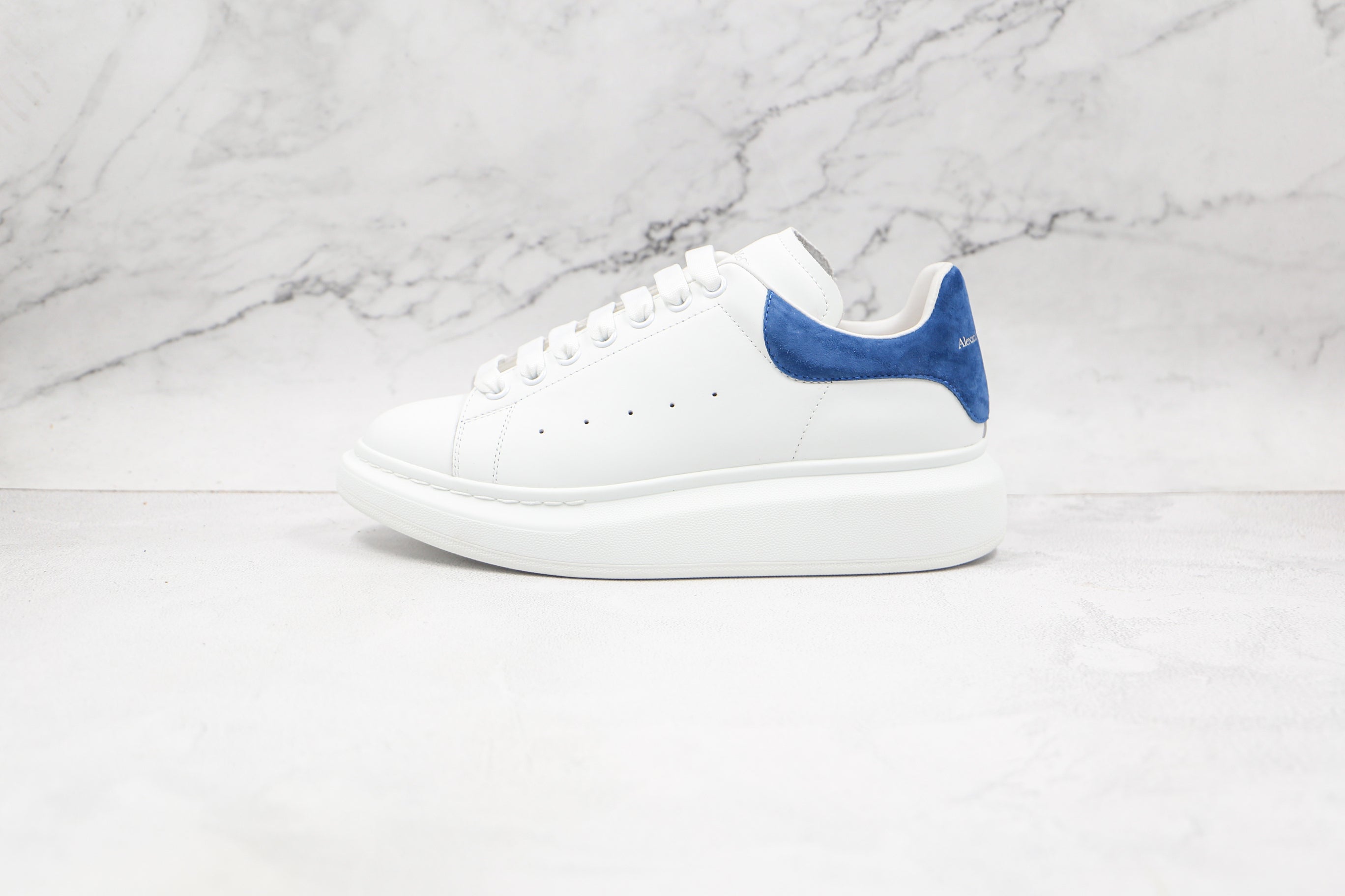 Alexander McQuenn Tenis Court